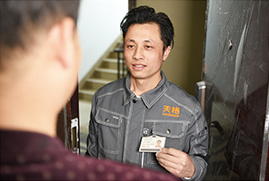 主动出示上岗证